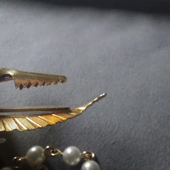 Gold Toned Simulated Pearl Vintage Mid Century Style Scarf or Sweater Clip - Picture 12 of 16